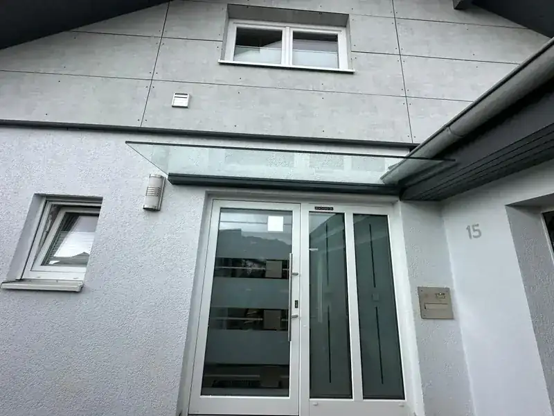 Glasvordach über einer Haustür, gebaut und montiert